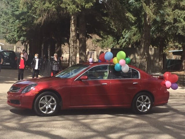 2020-04-28-red-car-with-balloons