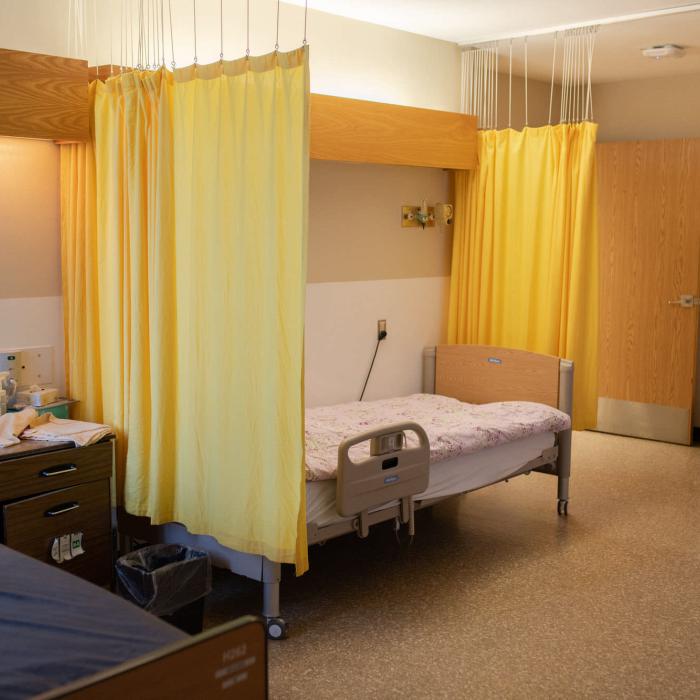 Double occupancy room with single beds and nightstands