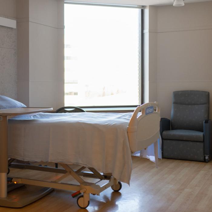 Palliative suite with single bed, easy chair and nightstand