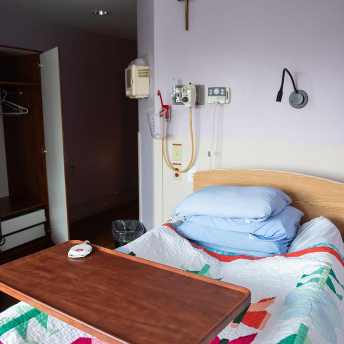 Palliative suite with single bed 